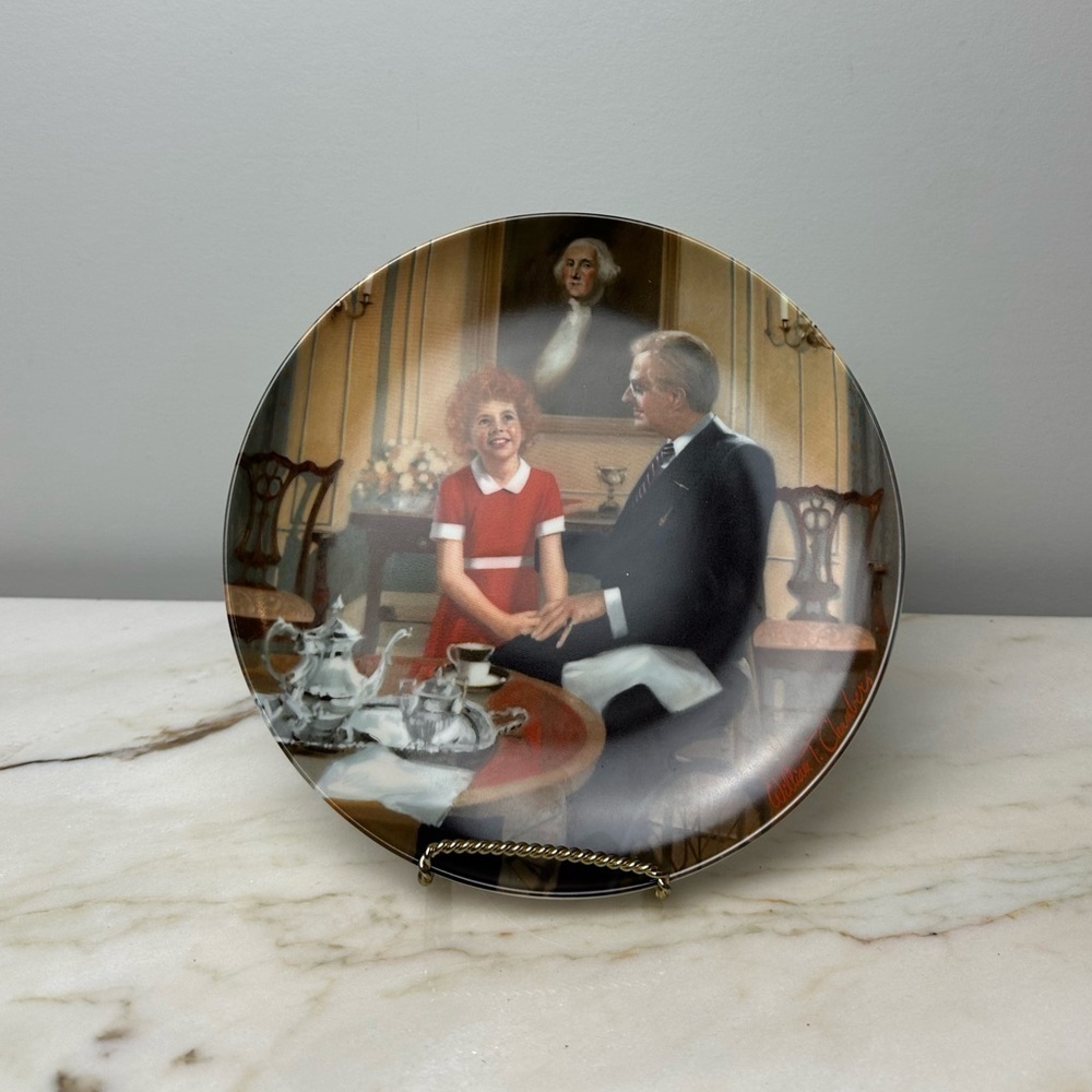 Edwin M Knowles Annie Collection Plate 1985